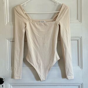 Aritzia Babaton Contour Longsleeve Bodysuit in Light Denude, Size XS
